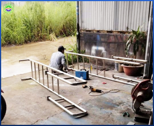 Cầu thang đứng inox